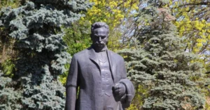 Скульптура Івана Франка в Дрогобичі